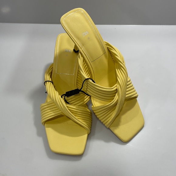 Zara bloggers fave yellow pleated square toe sandal - Picture 2 of 11
